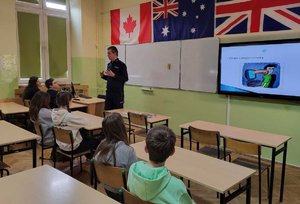 Spotkanie funkcjonariusza z uczniam