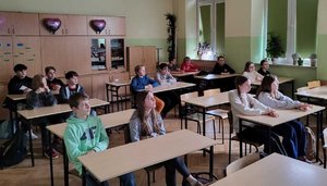 Spotkanie funkcjonariusza z uczniam