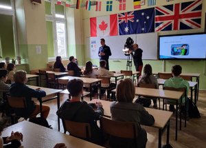 Spotkanie funkcjonariusza z uczniam