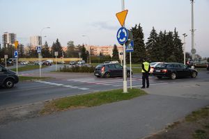 Policjant stojący w rejonie skrzyżowania