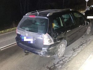 Peugeot uczestniczący w zdarzenia. Pojazd posiada uszkodzony prawy tylny błotnik oraz lampę.