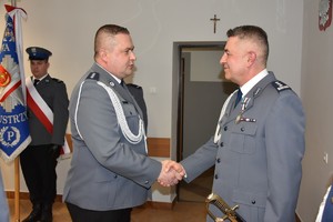 Od lewej:
I zastępca Komendanta Powiatowego Policji w Ustrzykach Dolnych gratulujący Komendantowi Powiatowego Policji w Ustrzykach Dolnych