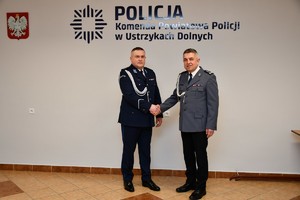 Od lewej:  Komendant Powiatowy Policji w Ustrzykach Dolnych, były Komendant Powiatowy Policji w Ustrzykach Dolnych.