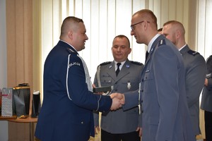 Od lewej: Komendant Powiatowy Policji w Ustrzykach Dolnych, składający gratulacje policjanci