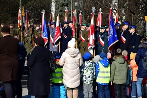 Policjanci, przedstawiciele służb mundurowych i zaproszeni goście podczas uroczystości pod Pomnikiem Żołnierzy Wyklętych w Rzeszowie