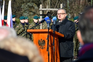 Policjanci, przedstawiciele służb mundurowych i zaproszeni goście podczas uroczystości pod Pomnikiem Żołnierzy Wyklętych w Rzeszowie