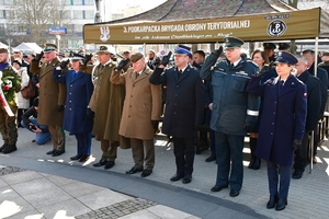 Policjanci, przedstawiciele służb mundurowych i zaproszeni goście podczas uroczystości pod Pomnikiem Żołnierzy Wyklętych w Rzeszowie