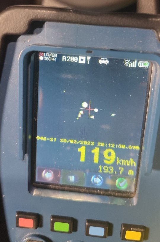 na zdjęciu widoczne urządzenie do pomiaru prędkości , które przedstawia zarejestrowany pomiar prędkości w liczbie 119 km/h. tzn. przekroczenie prędkości o 69 km/h w obszarze zabudowanym
