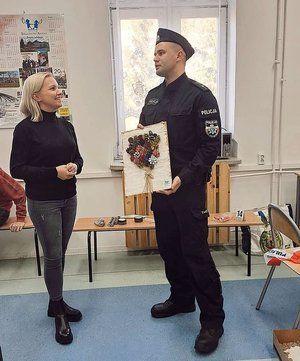 Technik kryminalistyki Komendy Miejskiej Policji w Tarnobrzegu w czasie wolnym od służby uczestniczył w spotkaniu z młodzieżą ze Szkoły Specjalnej w Klimontowie działającej przy Fundacji  Szlachetne Anioły.