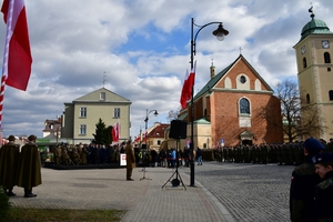 Plac Farny w Rzeszowie - na placu uczestnicy uroczystości, w tle widoczny Kościół Farny.