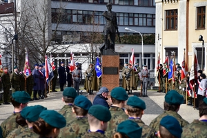 W centrum kadru pomnik płk. Leopolda Lisa-Kuli, wokół poczty sztandarowe, na pierwszym planie strzelcy.