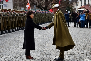 Marszałek Sejmu RP Elżbieta Witek wita się z dowódcą uroczystości. W tle podhalańczycy i strzelcy na Placu Farnym.