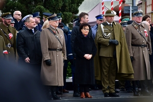 W centrum kadru Marszałek Sejmu RP Elżbieta Witek wokół zaproszeni goście i uczestnicy uroczystości.
