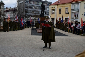 Podhalańczyk podczas odczytywania Apelu Pamięci, w tle Pomnik płk. Leopolda Lisa-Kuli.