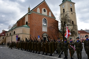 Wojskowa salwa honorowa na Placu Farnym, w tle Kościół Farny.