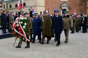 Delegacja służb mundurowych składa wieniec pod Pomnikiem płk. Leopolda Lisa-Kuli.