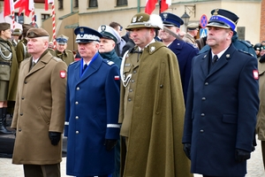 Delegacja służb mundurowych przed Pomnikiem płk. Leopolda Lisa-Kuli.