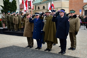 Delegacja służb mundurowych oddaje honory pod Pomnikiem płk. Leopolda Lisa-Kuli.