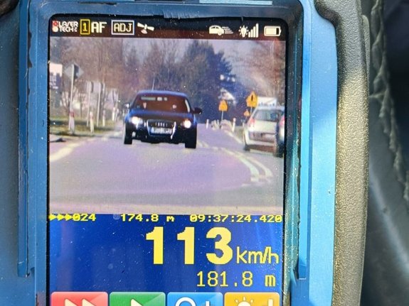 Na obrazku widoczne jest urządzenie służące do pomiaru prędkości, które wyświetla zdjęcie pojazdu i zmierzonej prędkości.