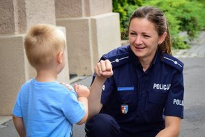Policjantka z dzieckiem