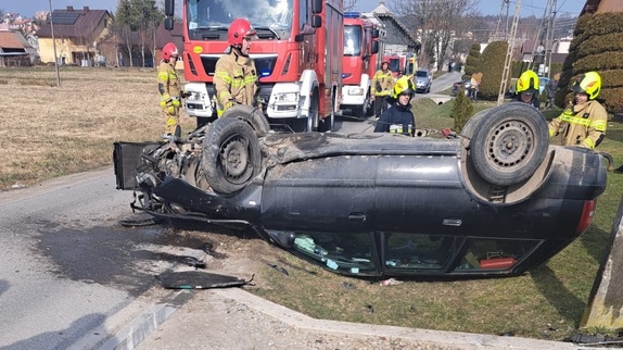 zdjęcia przedstawiają miejsce wypadku drogowego, którego kierujący uciekł z miejsca zdarzenia i był pijany. natychmiast został zatrzymany przez brzozowskich policjantów.
