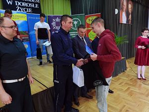 Na zdjęciu w umundurowaniu służbowym młodszy inspektor Wacław Sudoł wręcza nagrodę.