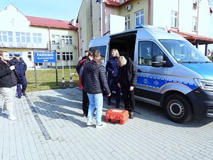 Na zdjęciu radiowóz ekipy wypadkowej z KMP w Rzeszowie oraz uczestnicy konkursu.