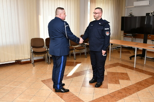 Komendant Powiatowy Policji w Ustrzykach Dolnych gratuluje nowemu policjantowi