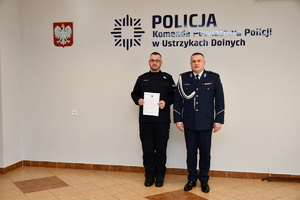 Od lewej: Komendant Powiatowy Policji w Ustrzykach Dolnych,  nowo przyjęty policjant