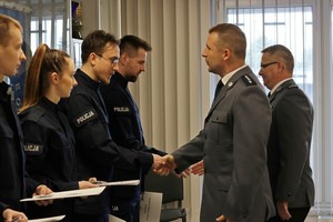 Przedstawiciele kadry kierowniczej krośnieńskiej komendy gratuluje nowo przyjętym do służby policjantom i policjantkom
