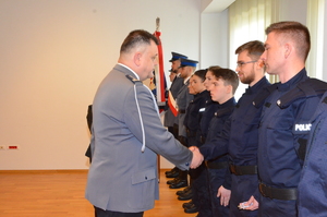 Na zdjęciu Komendant Miejski Policji  inspektor Bogusław Kania gratuluje nowym funkcjonariuszom.