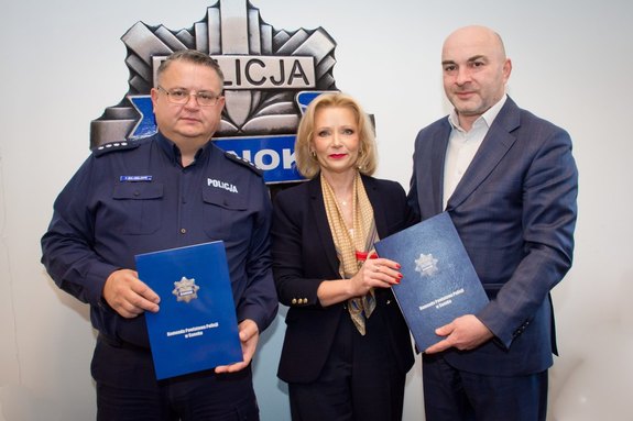 Na zdjęciu od lewej: komendant policji nadkomisarz Tomasz Balawajder, Naczelna pielęgniarek Katarzyna Kruczek oraz dyrektor Szpitala Specjalistycznego w Sanoku Grzegorz Panek.