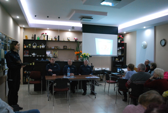 Na zdjęciu uczestnicy debaty, funkcjonariusze policji w Centrum Aktywności Seniora w Lubaczowie.