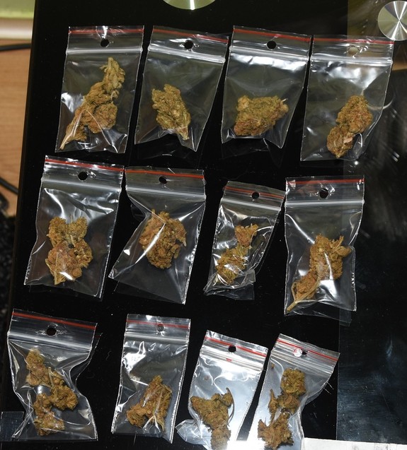Na zdjęci 12 woreczków strunowych z zawartością marihuany.