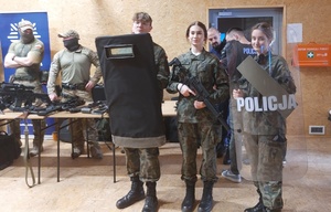 uczniowie w mundurach wojskowych trzymający tarcze policyjne