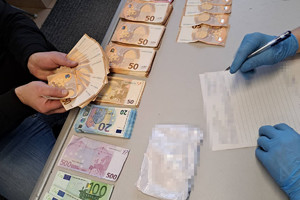 Zabezpieczone pieniądze przez funkcjonariuszy