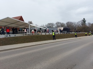 Policjanci podczas zabezpieczenia obchodów 79. rocznicy śmierci Rodziny Ulmów