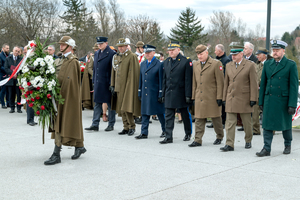 Przedstawiciele służb mundurowych składają wieńce pod Pomnikiem Rodziny Ulmów.