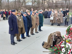 Przedstawiciele służb mundurowych składają wieńce pod Pomnikiem Rodziny Ulmów.