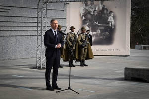 Prezydent RP Andrzej Duda przy mikrofonie podczas obchodów 79. rocznicy śmierci Rodziny Ulmów