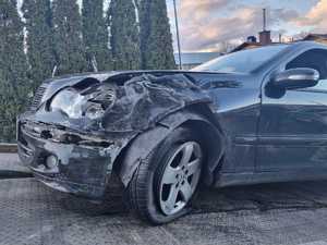 zdjęcie przedstawia samochód marki mercedes z uszkodzeniami jakie powstały w wyniku zdarzenia w m. Bolestraszyce tj. uszkodzona prawa przednia strona w tym nadkole, pokrywa silnika i  lampa