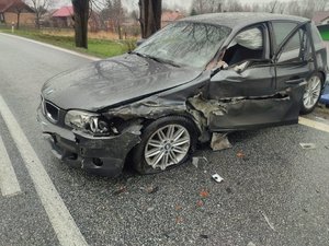 Na zdjęciu widoczny jest pojazd BMW, z uszkodzeniami z lewej strony