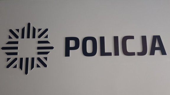 Na zdjęciu znak graficzny policji oraz napis policja.