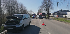 miejsce zdarzenia drogowego na ul. Lwowskiej w Przemyślu. na pierwszym planie stoi biały bus z rozbitą przednia częścią samochodu tj. klapą silnika, zderzakiem.