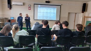 zdjęcia przedstawiają uczniów II Liceum Ogólnokształcącego  w Przemyślu podczas zajęć profilaktycznych. na zdjęciach widać siedzących uczniów podczas warsztatów i policjantki które prowadziły prelekcje.