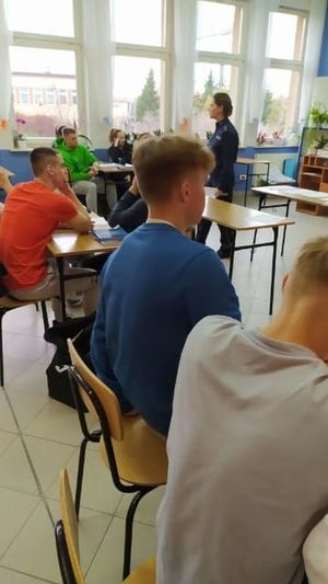 trzech uczniów w sali lekcyjnej