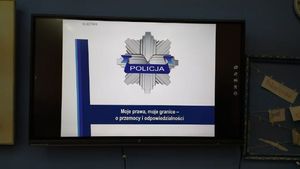 ekran z wyświetlonymi napisami