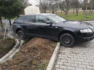 zdjęcia przedstawiają miejsce zdarzenia audi z metalowa skrzynia na odzież używaną i skrzynka elektryczną.
zdjęcie nr 2 przedstawia czarny samochód marki audi, i jego tylna prawa część zwisa na d rowem.