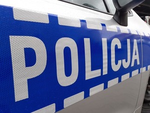 policyjny oznakowany radiowóz - na boku radiowozu widoczny napis POLICJA