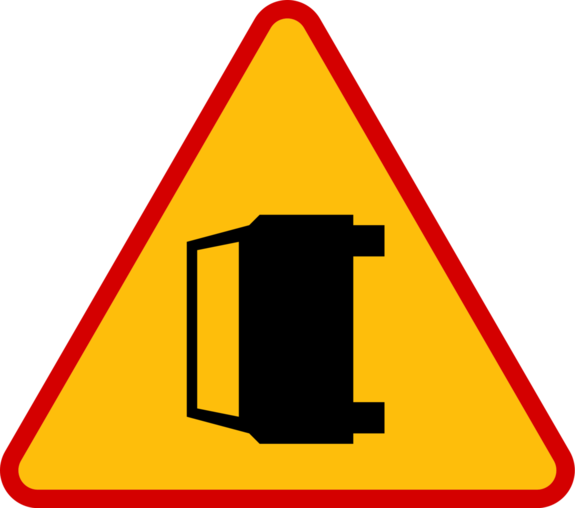 Na zdjęciu znak drogowy ostrzegawczy - wypadek drogowy. Znak w formie trójkąta, koloru żółtego z czerwonym obramowaniem. Na środku znaku samochód grafika koloru czarnego- samochód przewrócony na lewą stronę.